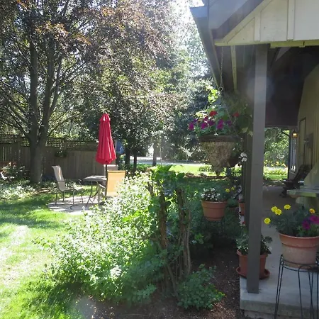 Cedar Gables Bed & Breakfast-2